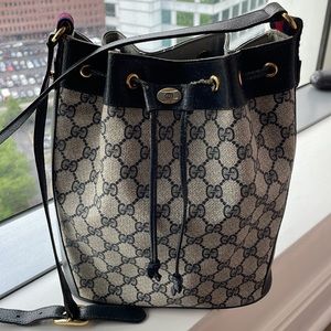 AUTHENTIC GUCCI BUCKET BAG